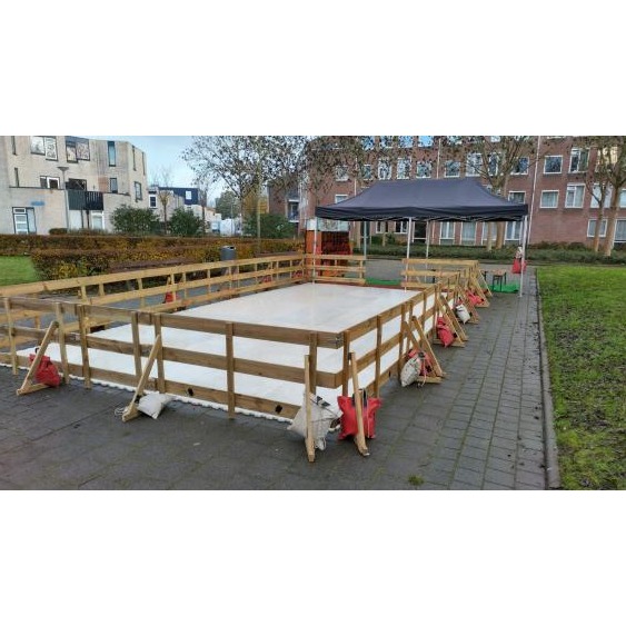 Schaatsbaan 50m² met houten hekjes incl. op- en afbouw