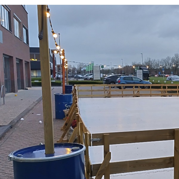 Schaatsbaan 100m² met houten hekjes 