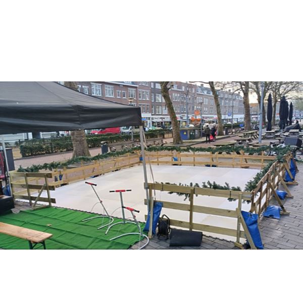 Guirlande met verlichting t.b.v. schaatsbaan houten hekjes Guirlande met verlichting t.b.v. schaatsbaan houten hekjes